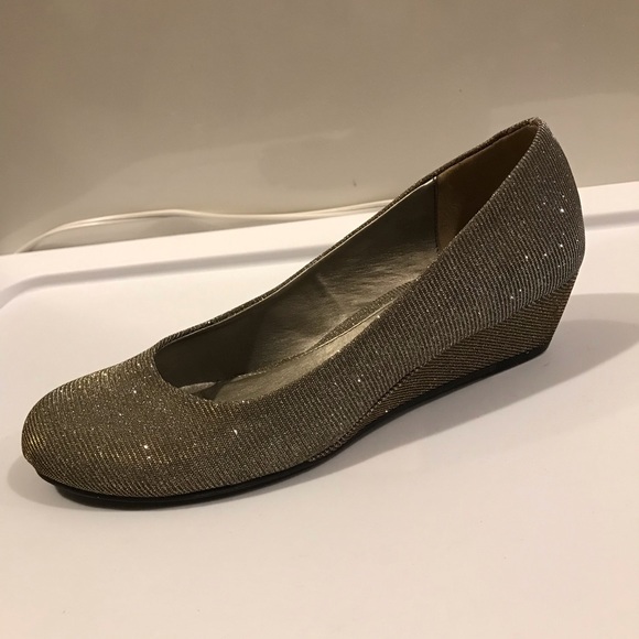 CL by Laundry Wedge Shoe. Size: 7 - Picture 1 of 8